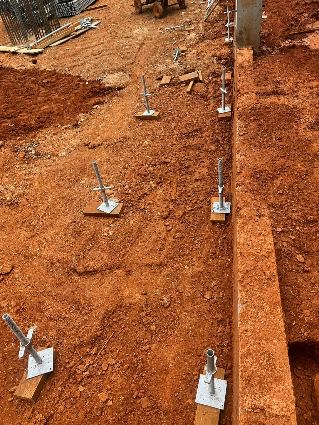 Locação e conferência de elementos estruturais em obra